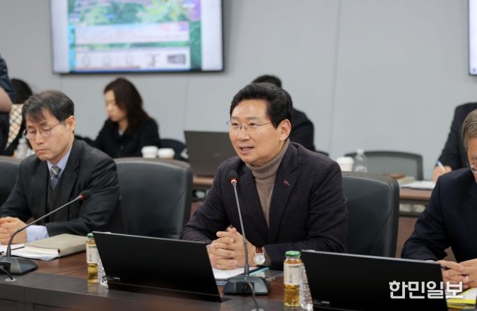 이상일 용인특례시장이 9일 처인구 원삼면에 있는 '용인반도체클러스터 일반산업단지' 현장에서 용인 반도체 프로젝트와 관련해 입장을 설명하고 있다