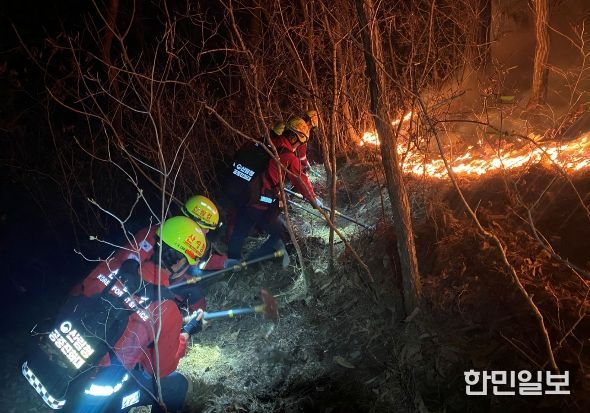 산불진화에 총력을 기울이고 있는 산림청 공중진화대원