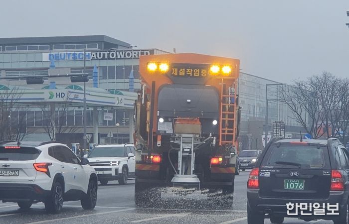 수원시가 10일 오후 제설차를 이용해 도로 제설 작업을 하고 있다.