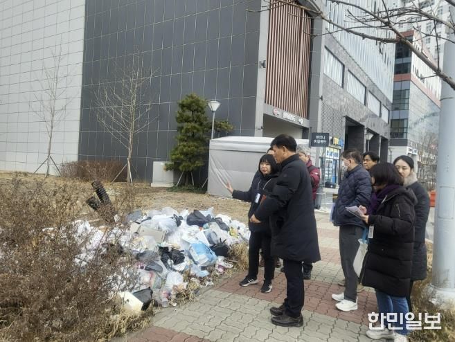 김민 단원구청장이 9일 단원구 반달섬 일원에서 생활민원 현장을 둘러보고 있다.