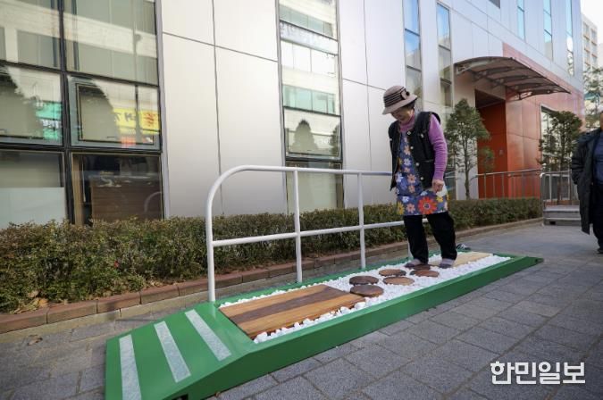 용인특례시가 지역내 3곳의 복지관에 인지건강디자인 시설물을 설치했다