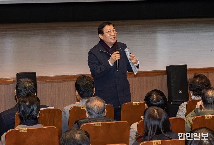 자양1동 799번지 모아타운 관리계획수립(안) 주민설명회에 참석한 김경호 광진구청장