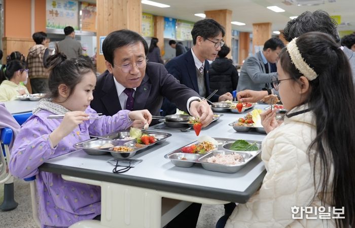 아이와 식사하고 있는 단양군수