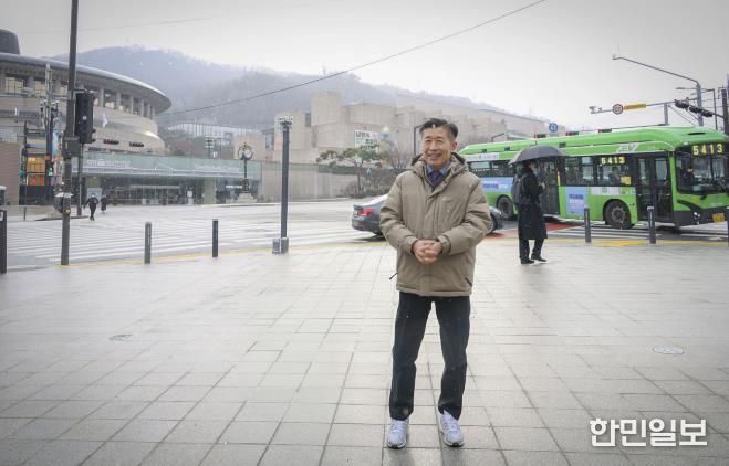전성수 서초구청장이 예술의전당 맞은편 교통섬 철거 및 보도 확장 후 조성된 ‘보행친화 문화광장’을 둘러보고 있다.