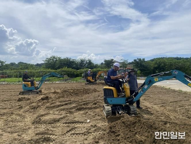 충주시 농기센터, 농용굴착기·지게차 조종면허 취득 교육생 모집
