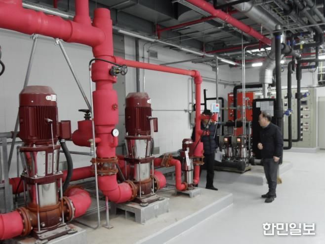 안전관리자문단 전문가와 시설물 관리부서 관계자들이 합동 점검을 하는 모습.