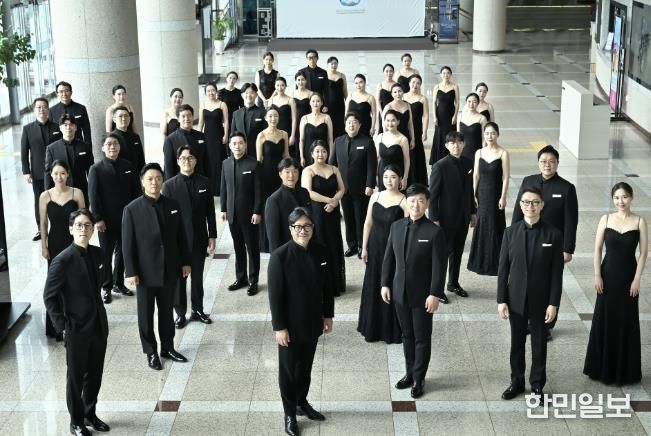 세계 12대 합창단으로 선정된 안산시립합창단이 안산문화예술의전당에서 함께 사진촬영을 하고 있다.