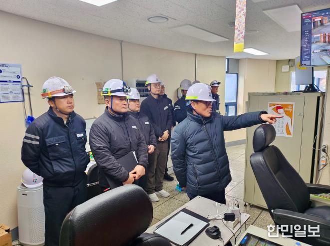 김경민 밀양시시설관리공단 이사장이 생활폐기물 소각시설을 방문해 시설 운영과 안전관리 실태를 점검하고 있다.