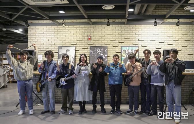 박강수 마포구청장이 마포음악창작소에서 뮤지션들과 기념촬영을 하고 있다.