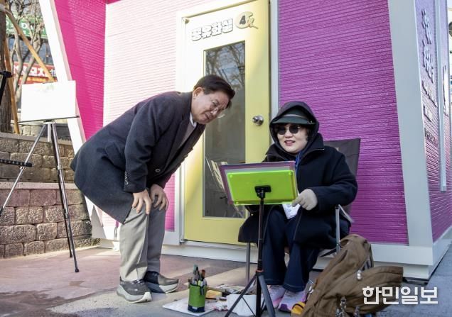 공유화실 앞에서 작가의 그림을 감상하고 있는 박강수 마포구청장