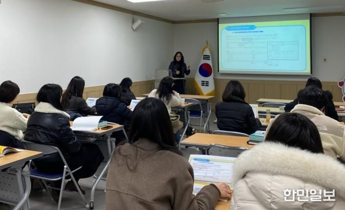 통합사례관리 시스템 길라잡이 교육을 진행하고 있다.
