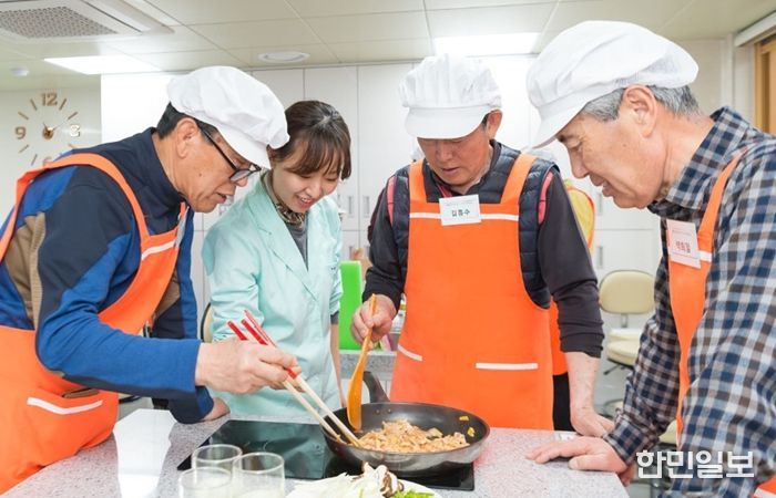 양천구, ‘아버지 영양교실’에서 요리실습 중인 어르신 모습