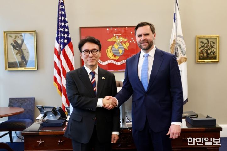 미국을 방문 중인 김민석 국무총리가 23일(현지시간) 미국 워싱턴DC 백악관에서 JD 밴스 부통령과 면담에 앞서 기념 촬영을 하고 있다.