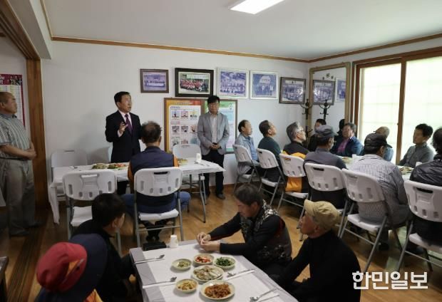 경로당에서 식사하는 어르신들