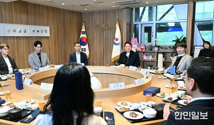 오세훈 서울시장이 26일 ‘CES 2026 혁신상 수상 기업 간담회’에서 대화를 나누고 있다.