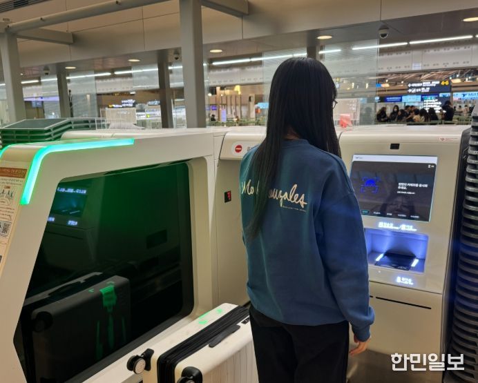 인천국제공항공사는 지난 26일부터 안면인식 기술을 접목한 셀프백드랍 서비스를 개시하였다고 27일 밝혔다. 사진은 여객이 안면인식 셀프백드랍 서비스를 사용하는 모습.