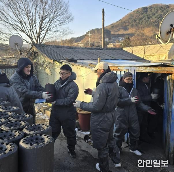 수기사 기갑수색대대, 가평 조종면에 연탄 1,004장 전달