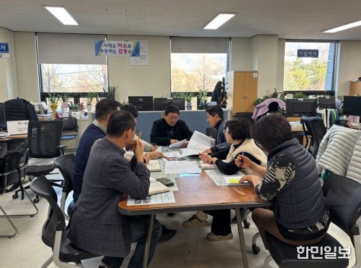 관내 민원인을 대상으로 인·허가 사전 컨설팅을 진행하고 있는 모습