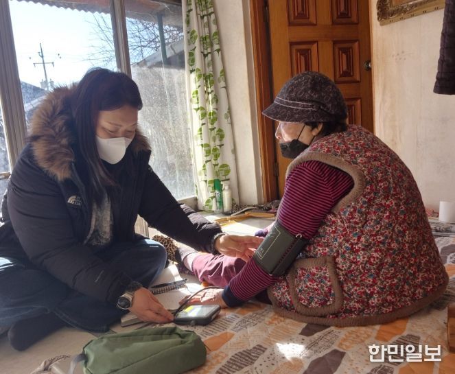 밀양시 방문 전담 간호사가 어르신 가정을 방문해 혈압 측정 등 건강 상태를 확인하고 있다.