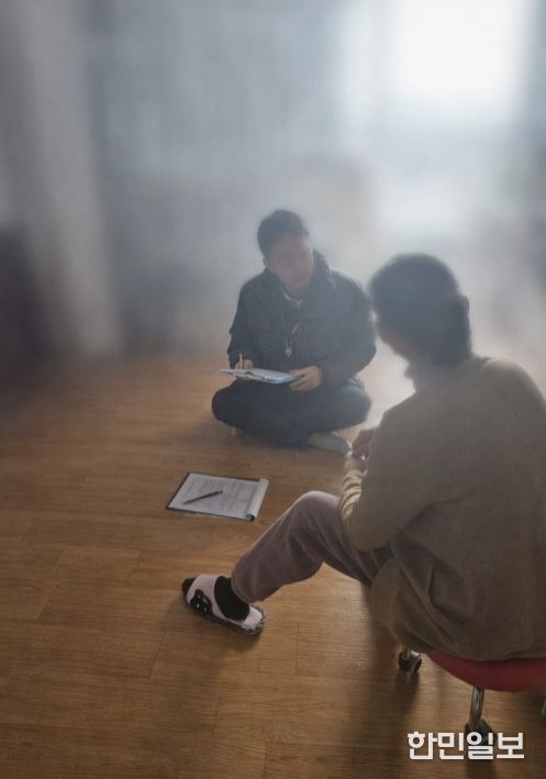 대상 가정을 방문하여 상담을 진행하고 있는 모습