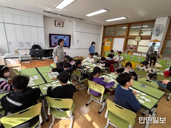 삼산초 늘봄학교 학생들이 27일 교실에서 절기별 놀이와 세시 풍습 문화 독후활동을 하고있다