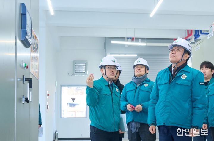 27일 김석필 천안시장 권한대행 부시장이 코리아풋볼파크 진입도로 개설 현장과 일봉중앙 자연재해 위험개선지구를 방문해 사업 추진 현황을 살펴보고 있다.