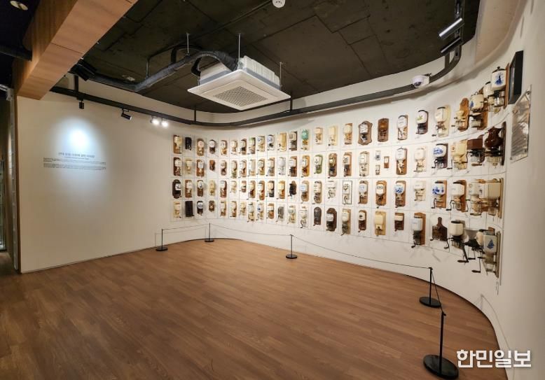 전시관 내부 벽걸이형 전시품