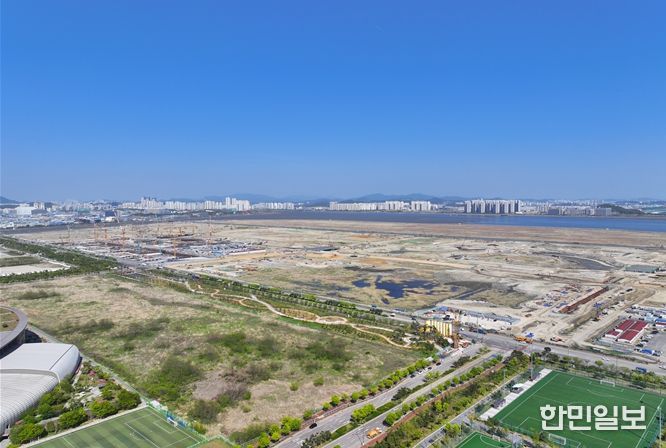 여의도 면적의 4.3배 규모(1,245만㎡)인 송도 11공구의 매립 및 기반시설 공사가 한창 진행중이다. 삼성바이오로직스, 롯데바이오로직스 증설이 가시화되며 기존 4·5·7공구를 중심으로 조성된 바이오클러스터가 11공구로 크게 확장될 전망이다.