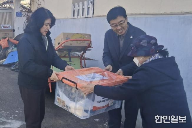 27일 노인여성아동과에서 폐지 수집 어르신을 방문해 방한키트를 전달하고 있다.