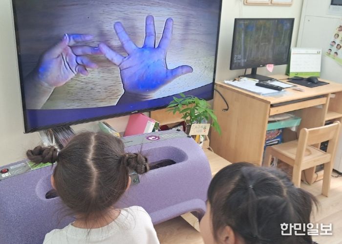 한 어린이가 손씻기 체험 교육기구 ‘뷰박스’를 통해 자신의 손을 들여다보고 있다.