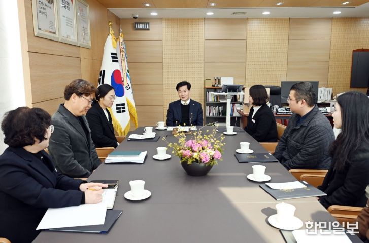 28일 2025년 민원행정 우수부서 및 하반기 우수공무원에 대한 시상식 후, 실무자들과 간담회를 가지고 있다.