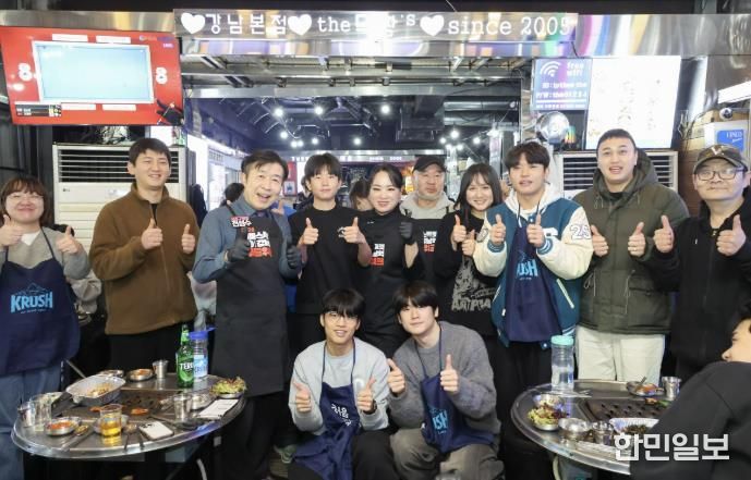 28일 ‘2026 케미스트릿 강남역 푸드위크’에서 전성수 서초구청장(뒷줄 왼쪽에서 세번째)과 정지선 셰프(뒷줄 왼쪽에서 다섯번째)가 손님들과 함께 기념사진을 찍고 있다.