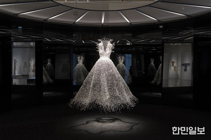 'Dreaming' 백매(White Plum), 2024, 철사, 비즈, 직물