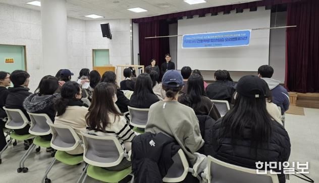 구리시보건소에서 간호학과 학생들을 대상으로 실습 오리엔테이션을 진행하고 있다.