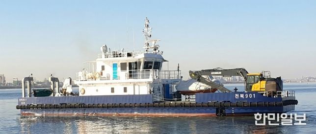 전북자치도, 청정 전북바다 지키기 본격 시동… ‘전북901호’첫 출항