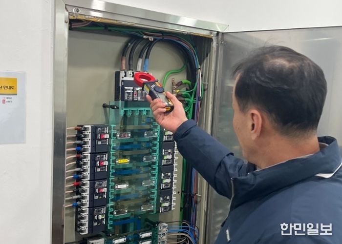민관 합동점검반이 다중이용시설의 전기설비를 점검하고 있다.