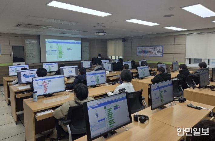지난 26일 지역 초등학생들이 엔트리 코딩 게임 만들기 과정에 참여해 블록 코딩 실습을 하고 있다.