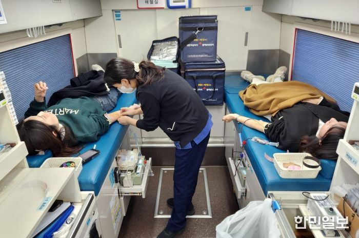 영천시는 30일 시청 전정에서 대한적십자사 대구·경북혈액원과 함께 올해 첫 ‘생명나눔 사랑의 헌혈’ 행사를 진행했다.