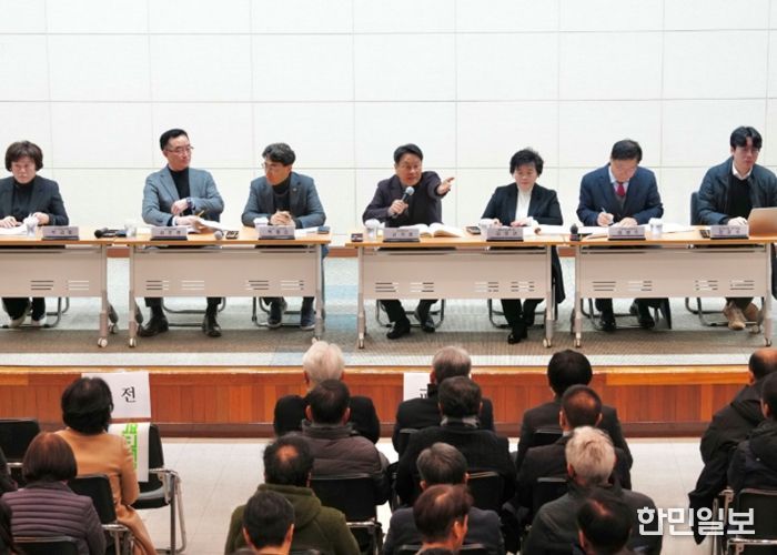 강기정 광주광역시장이 30일 광주교통공사 대회의실에서 열린 ‘광주전남 행정통합 건설·안전·교통·노동 분야 시민공청회’에 참석해 행정통합 추진사항을 설명한 후 참석자들의 의견을 수렴하고 있다. /광주광역시 제공