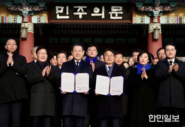 강기정 광주광역시장이 김영록 전라남도지사와 함께 지난 2일 국립5·18민주묘지에서 '통합 지방정부 추진 공동선언문'을 발표한 후 기념촬영을 하고 있다. /광주광역시 제공