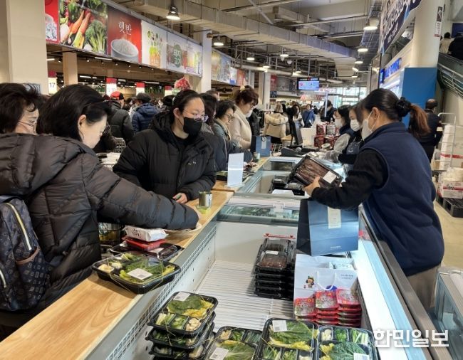 지난달 메가마트 부산 동래점에서 열린 ‘포항시 우수 수산물 홍보판매전’에서 과메기 홍보 및 판매 행사를 진행했다.