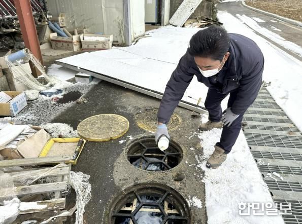 보성군, ‘동절기 모기 유충구제’ 특별 방역 추진_보성군, 동절기 모기 유충구제 특별 방역을 하고 있다