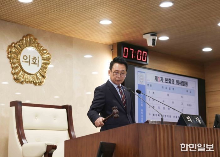 제260회 임시회 제1차 본회의에서 의사봉 타봉하는 강정구 의장