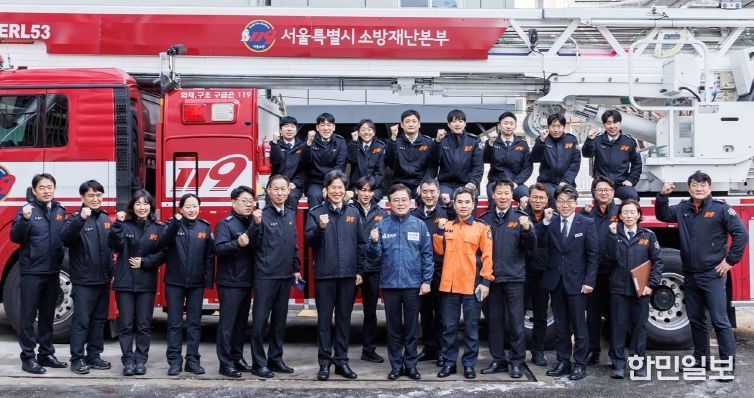 진교훈 서울 강서구청장(앞줄 오른쪽 여섯 번째)이 2일 강서소방서를 방문해 이원석 강서소방서장(앞줄 오른쪽 일곱 번째) 등과 기념촬영을 하고 있다.