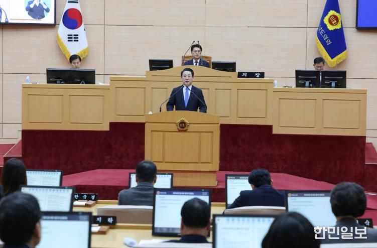 전라남도의회 제396회 임시회 2차 본회의 사진-김영록 전라남도지사가 4일 전남도의회 본회의장에서 열린 제396회 임시회 2차 본회의에서 ‘전남·광주 행정통합에 대한 의견청취의 건’에 대한 제안설명을 하고 있다.