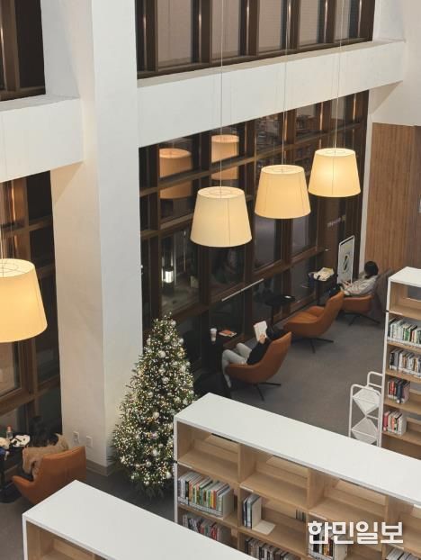 강동숲속도서관 야간 전경(내부)