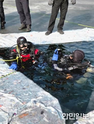 영동소방서 구조대원들이 동계 수난구조 훈련 실시하는 모습