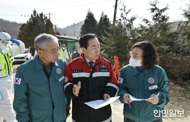 2월 4일 성낙인 군수가 아프리카돼지열병 발생 현장을 찾아 철저한 방역을 당부하고 있다.