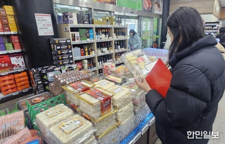 분리배출 표시 규격 여부 등 집중점검 장면