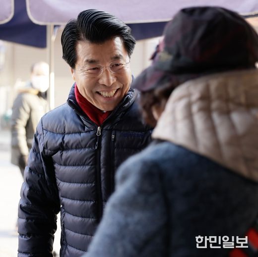 2024년 설 명절을 맞아 전통시장을 방문해 상인들을 격려하는 서강석 구청장